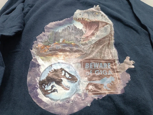 Detailaufnahme des Dinosauriermotivs und Bewahre-Big-Schriftzugs auf dem dunkelblauen Jungen-Langarmshirt in Größe 110