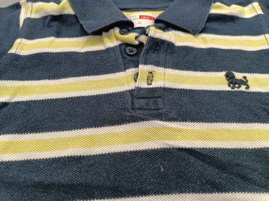 Detailaufnahme von Polokragen, Knopfleiste und kleinem Brustlogo des dunkelblau-gelb-weiß gestreiften Jungen-Poloshirts in Größe 98