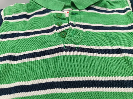 Detailaufnahme von Polokragen, Knopfleiste und Streifen des grünen Jungen-Poloshirts in Größe 98