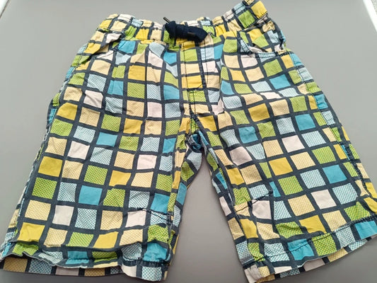 Bunte Jungen-Shorts mit grafischem Karomuster und Kordelzug in Größe 116, Vorderseite