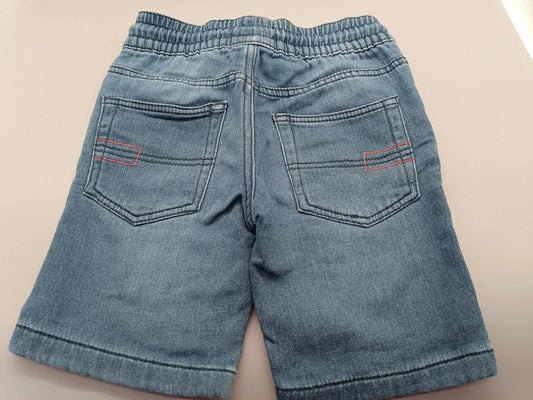Rückansicht der hellblauen Jungen-Jeansbermudas mit zwei Gesäßtaschen in Größe 116