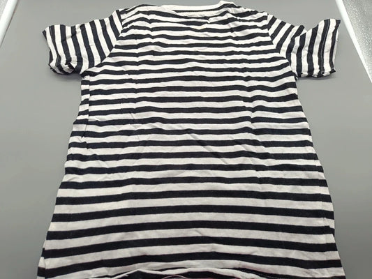Detailaufnahme des gelben Be-Happy-Schriftzugs mit Smiley auf dem schwarz-weiß gestreiften Mädchen-T-Shirt in Größe 122