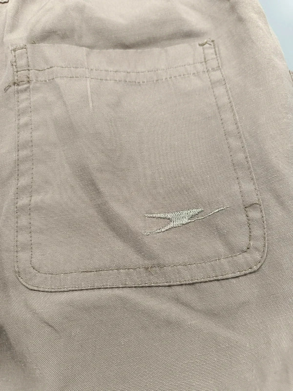 Detail einer aufgesetzten Gesäßtasche mit Crane Sports Logo
