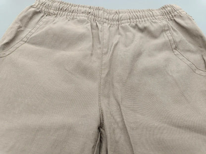 Rückseite der beigen Sommerhose mit zwei Gesäßtaschen