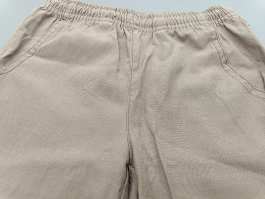 Rückseite der beigen Sommerhose mit zwei Gesäßtaschen