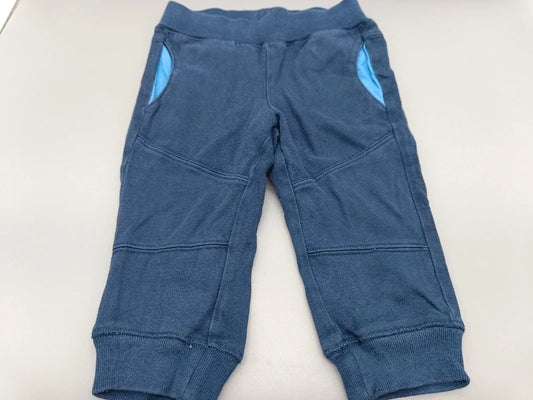 Dunkelblaue Jungen-Jogginghose mit hellblauen Eingrifftaschen in Größe 74, Vorderseite