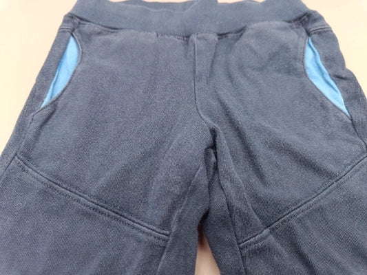 Detailaufnahme der hellblauen Eingrifftaschen an der dunkelblauen Jungen-Jogginghose in Größe 74
