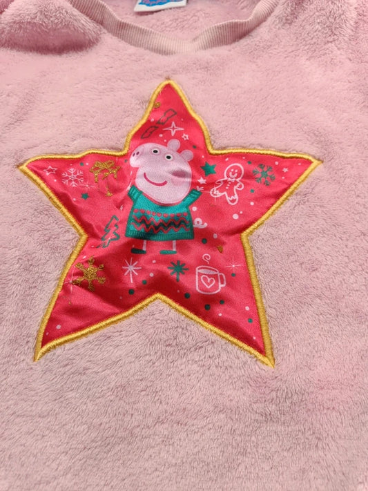 Detailaufnahme des roten Sternmotivs mit Peppa Pig auf dem rosa Mädchen-Sweatshirt in Größe 134