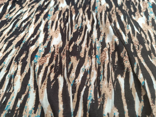 Detailaufnahme des braun-schwarzen Animal-Prints mit türkisfarbenen Akzenten auf dem Damenrock in Größe L