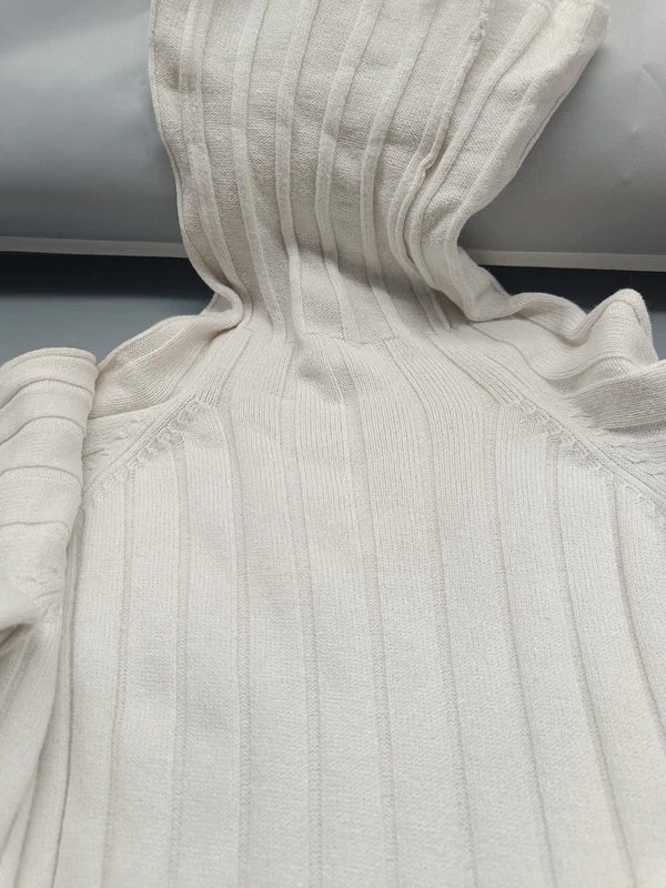 Detail des gerippten Rollkragens am weißen TCM Pullover