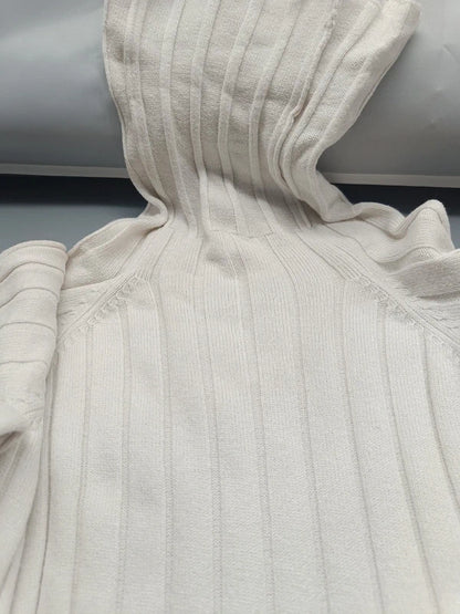 Detail des gerippten Rollkragens am weißen TCM Pullover