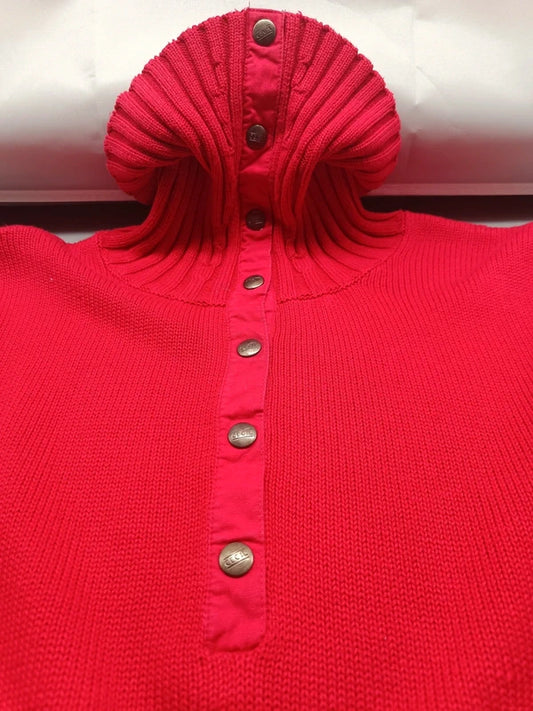 Detailaufnahme des gerippten Stehkragens und der Metallknöpfe des pinkroten Strickpullovers in Größe M