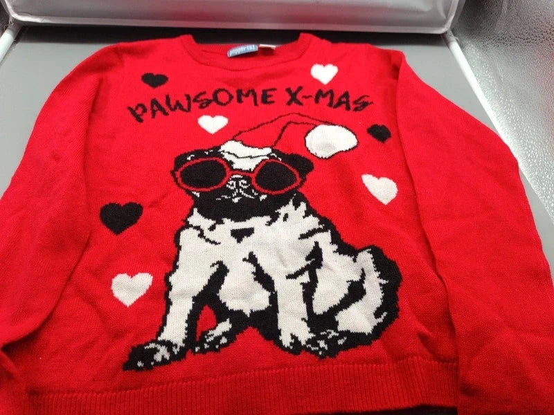 Detail des Hundemotivs und Pawsome-X-Mas-Schriftzugs auf dem roten Pullover