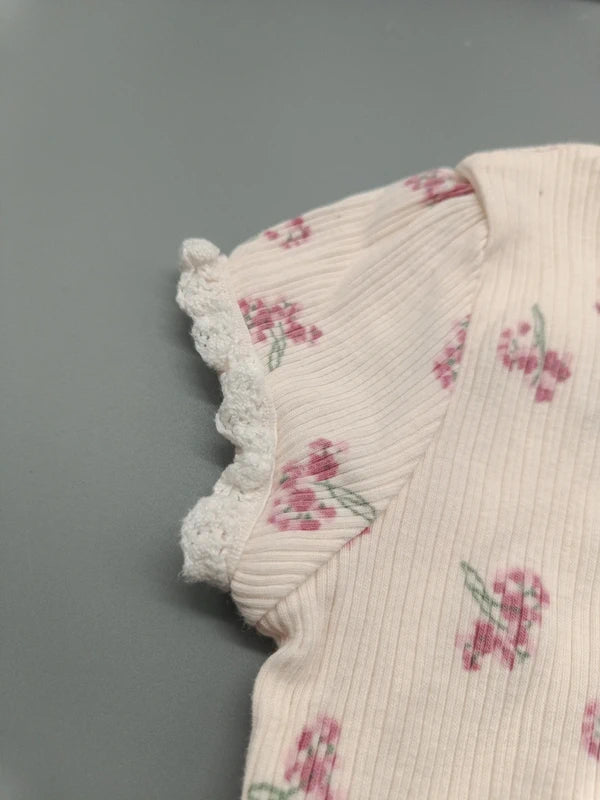 Detail des zweiten Rüschenärmels und Blumenmusters
