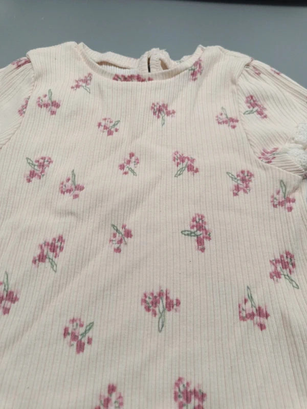 Detail des gerippten Stoffs mit kleinen rosa Blümchen