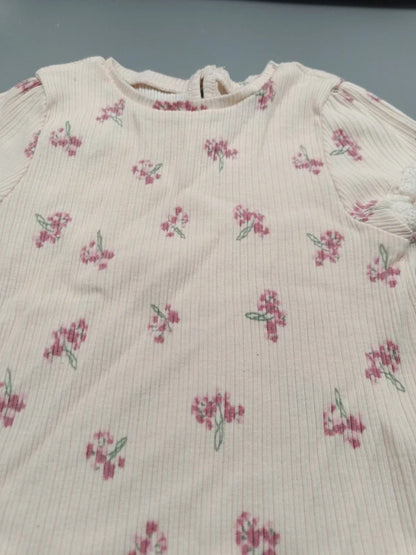 Detail des gerippten Stoffs mit kleinen rosa Blümchen