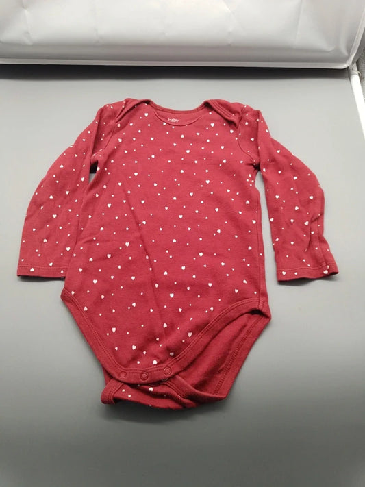 Weinroter Baby-Langarmbody mit weißen Herzen in Größe 92, Vorderseite