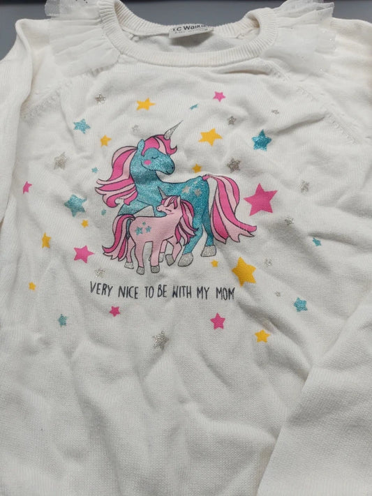 Detailaufnahme des farbenfrohen Einhornmotivs und Schriftzugs auf dem weißen Mädchen-Sweatshirt in Größe 134