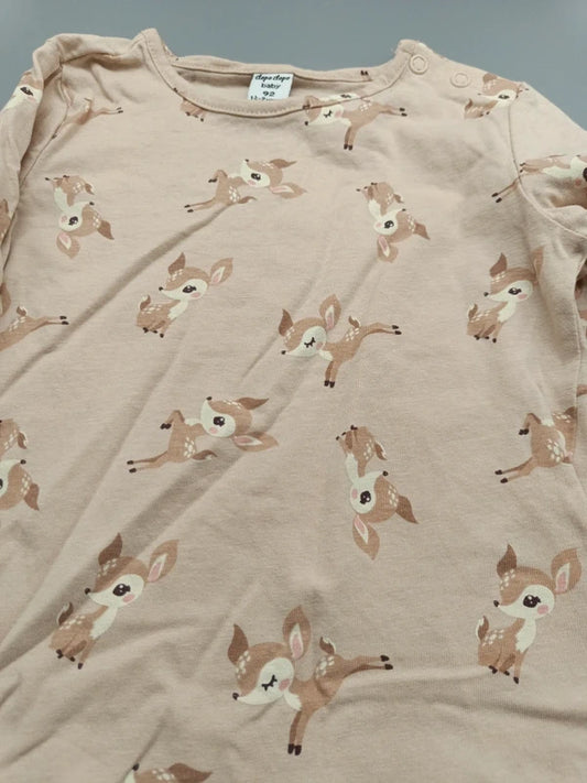 Detailaufnahme des niedlichen Rehkitz-Allovermotivs auf dem beigen Mädchen-Langarmshirt in Größe 92