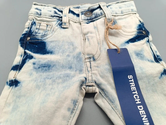 Detailaufnahme des Bundes, Knopfverschlusses und Etiketts der hellen Stretch-Jeans in Größe 74
