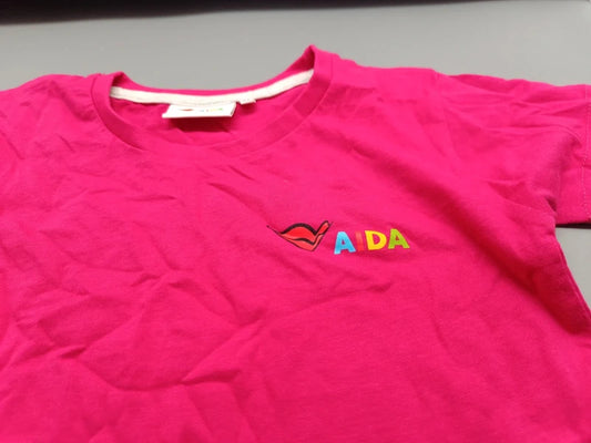 Detailaufnahme des bunten Brustmotivs auf dem pinken Mädchen-T-Shirt in Größe 86