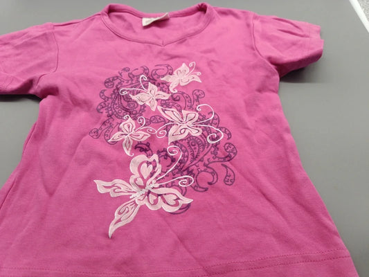 Detailaufnahme des floralem Ornamentmotivs auf dem pinken Mädchen-T-Shirt in Größe 110