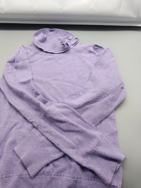 Vorderseite des fliederfarbenen H&M Rollkragen-Strickpullovers Größe 122/128