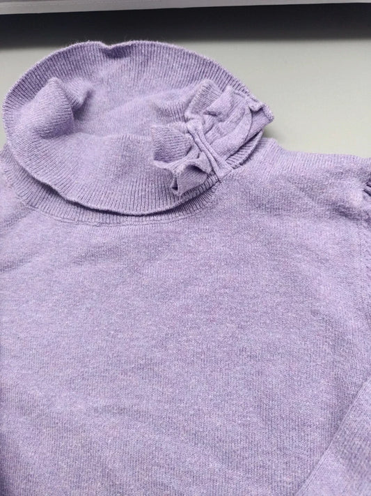 Detail von Rollkragen und Schleife am H&M Pullover