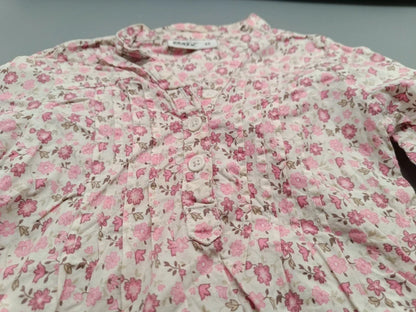 Detail des floralen Musters und der Knopfleiste der Okay Bluse