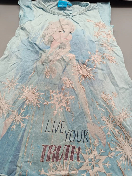 Detailaufnahme des Elsa-Motivs mit Schneeflockenornamenten und Live-Your-Truth-Schriftzug auf dem hellblauen Mädchenkleid in Größe 98