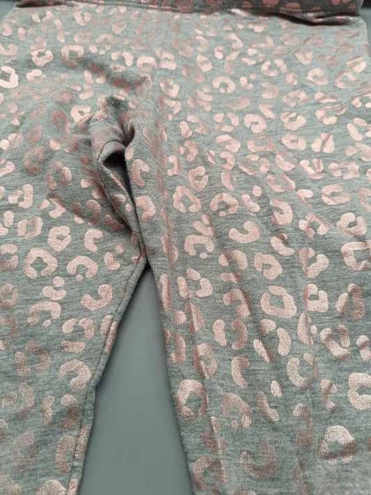 Detailaufnahme des Leo-Prints und des Schritts der rosé-silbernen Leggings
