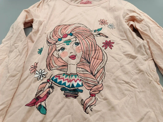 Detailaufnahme des farbenfrohen Blumenmädchen-Prints auf dem hellrosa H&M Langarmshirt