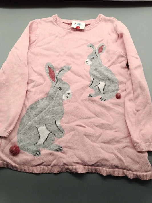 Rosa Mädchen-Strickpullover mit grauen Häschen und roten Pompons in Größe 110, Vorderseite