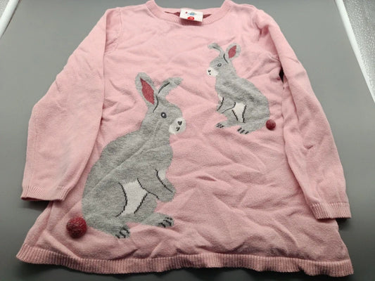 Detailaufnahme der grauen Häschen und roten Pompons auf dem rosa Mädchen-Strickpullover in Größe 110