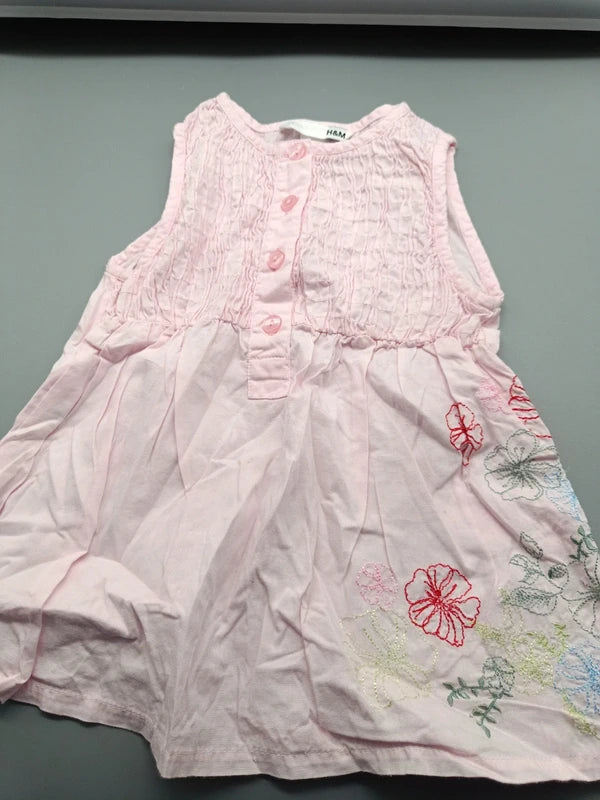 Rosa ärmelloses H&M Kinderkleid Größe 110 mit Blumenstickerei, Vorderseite