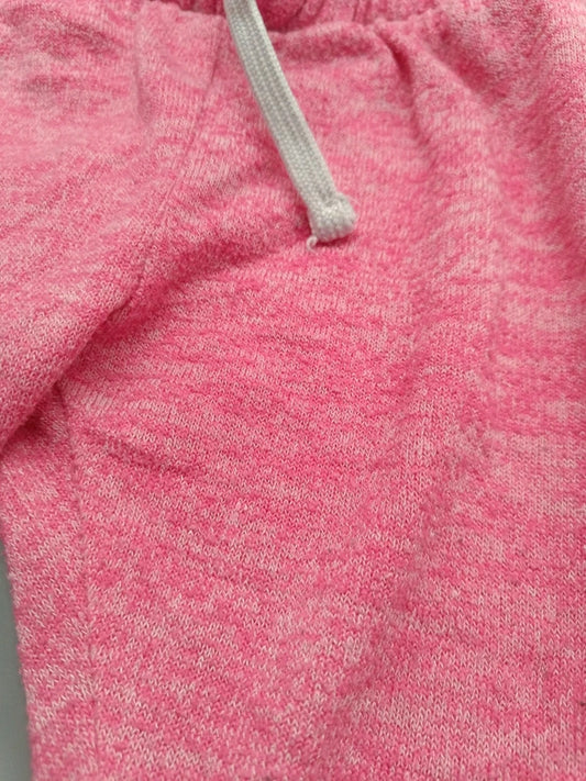 Detailaufnahme des melierten rosa Materials der Kinder-Jogginghose in Größe 98