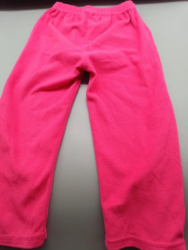 Rückseite der pinken Kinder-Fleecehose mit geraden Beinabschlüssen
