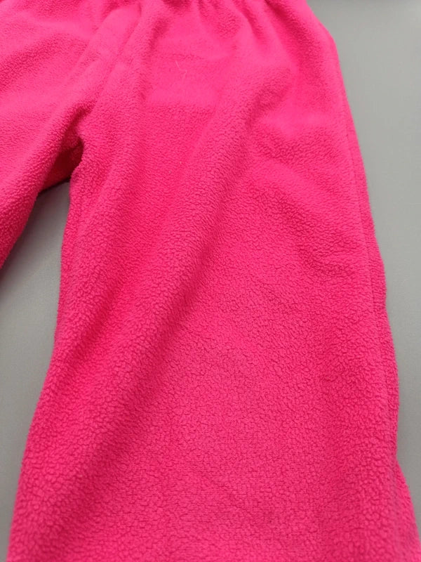 Detail der weichen Stoffstruktur der pinken Fleecehose