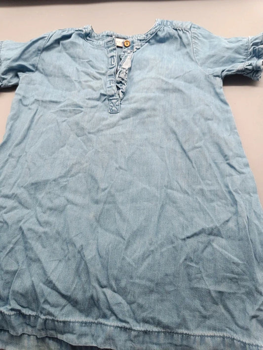 Hellblaues Mädchenkleid mit Rüschenärmeln und Knopfleiste in Größe 86, Vorderseite