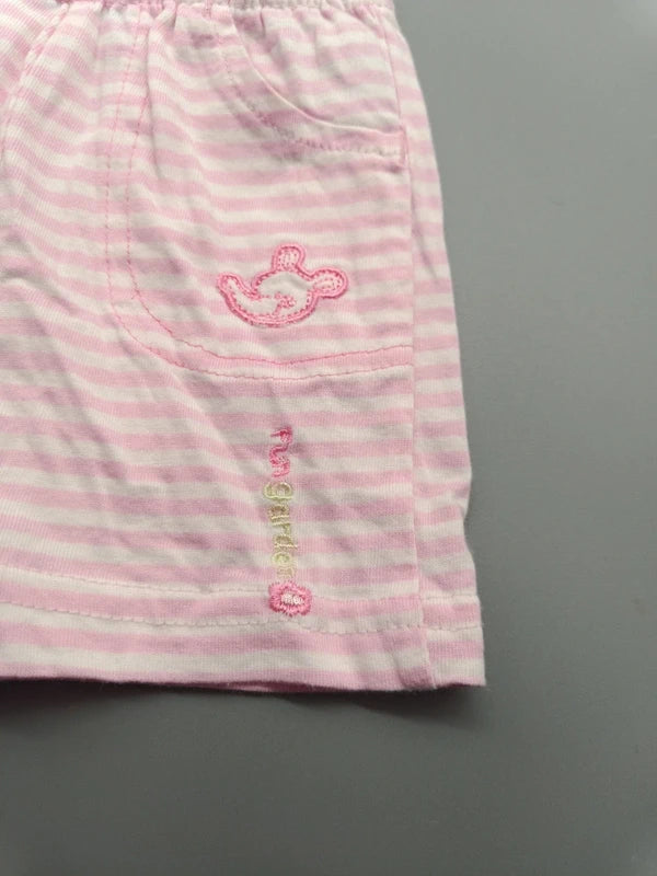 Detail der Tasche und Stickerei auf der Topolino Babyshorts
