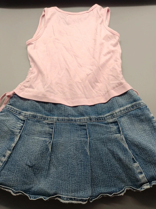 Rosa Jeanskleid mit blauem Jeansrock und ausgefranstem Saum in Größe 116