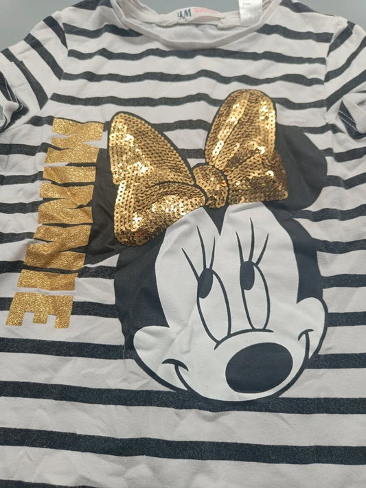 Detailaufnahme des Minnie-Mouse-Motivs mit goldener Pailletten-Schleife und LOVE-Schriftzug