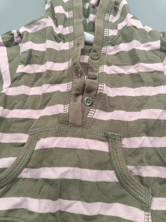 Detailaufnahme der Knopfleiste und Kapuze des olivrosa gestreiften Baby-Oberteils in Größe 62