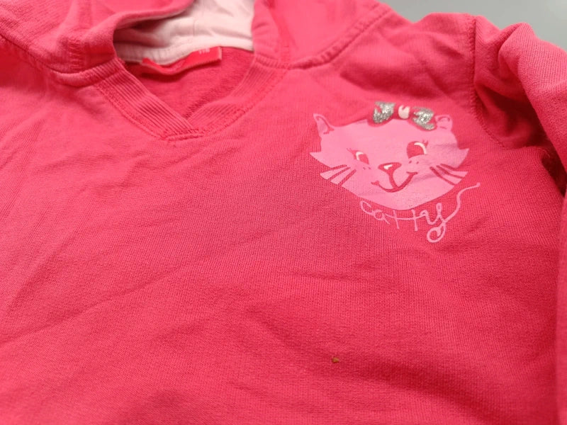 Detail des kleinen Katzenmotivs auf dem pinken Kapuzenpullover
