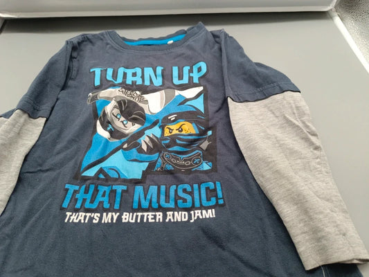 Rückansicht des dunkelblauen Ninjago-Langarmshirts mit grauen Ärmeln in Größe 116