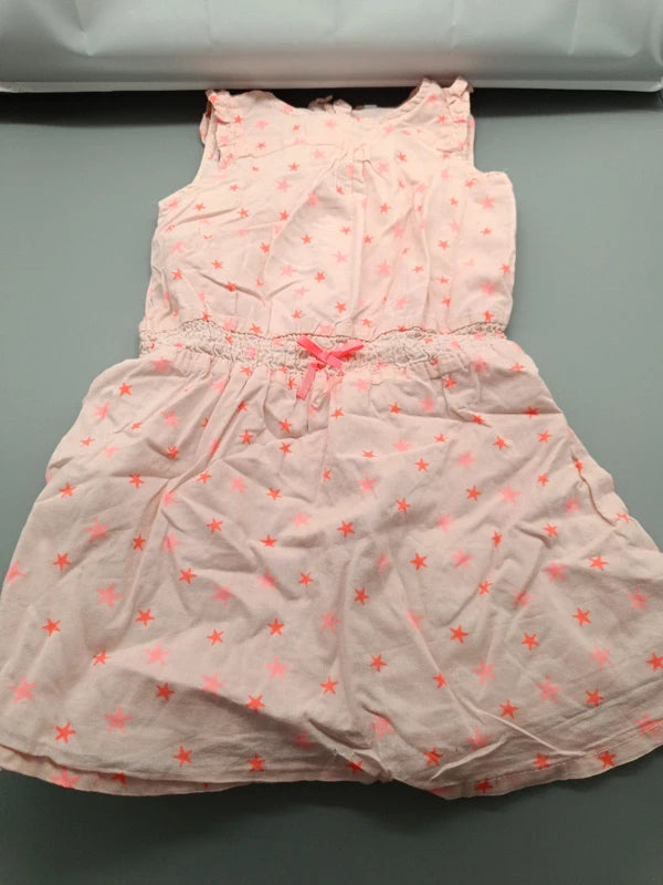 Roséfarbenes Pocopiano Kinderkleid Größe 104 mit pinken Sternchen, Vorderseite