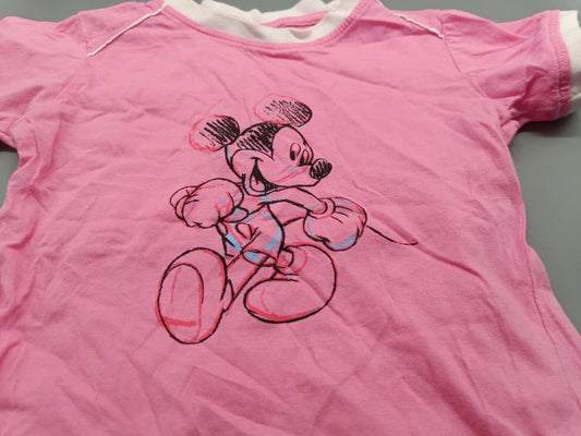 Detail des gezeichneten Micky-Maus-Motivs auf dem pinken T-Shirt