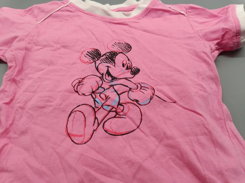 Detail des gezeichneten Micky-Maus-Motivs auf dem pinken T-Shirt