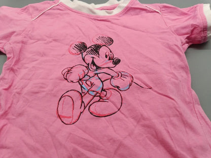 Detail des gezeichneten Micky-Maus-Motivs auf dem pinken T-Shirt