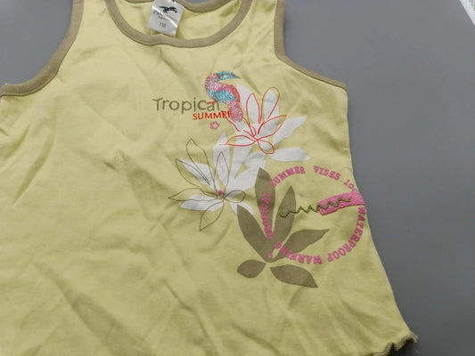 Detailaufnahme des Blumen- und Tropical-Motivs auf dem gelben Mädchen-Sommertop in Größe 116